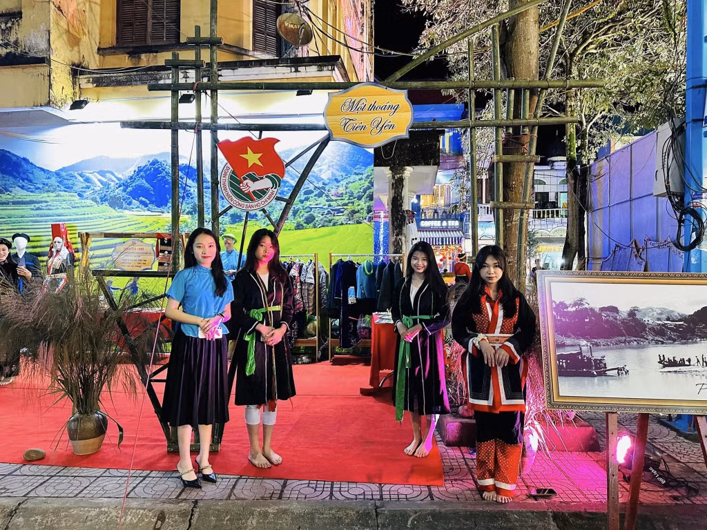 Góc trang phục dân tộc được đưa vào phố đi bộ trong năm 2023