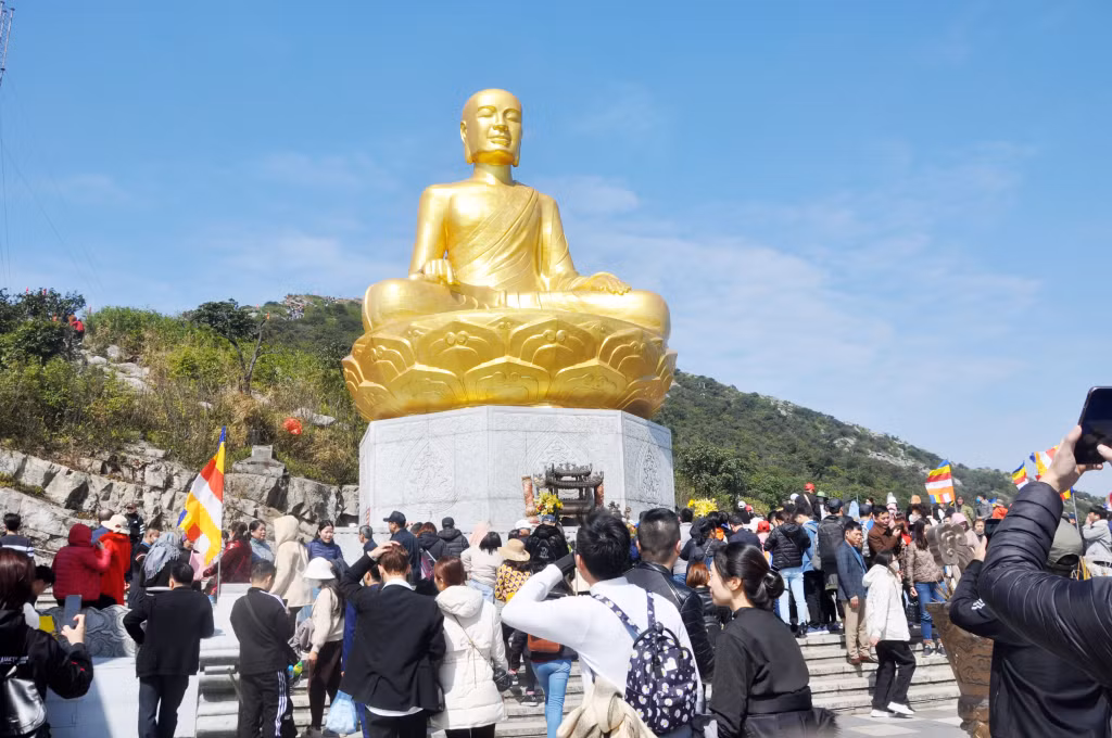 Du khách hành hương về Yên Tử hàng năm lên tới cả triệu lượt.