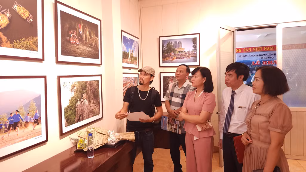 Các đại biểu tham quan triển lãm.