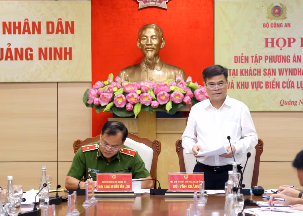 Đồng chí Bùi Văn Khắng, Phó Chủ tịch UBND tỉnh, Trưởng Ban chỉ đạo PCCC&CNCH tỉnh Quảng Ninh phát biểu tại hội nghị.
