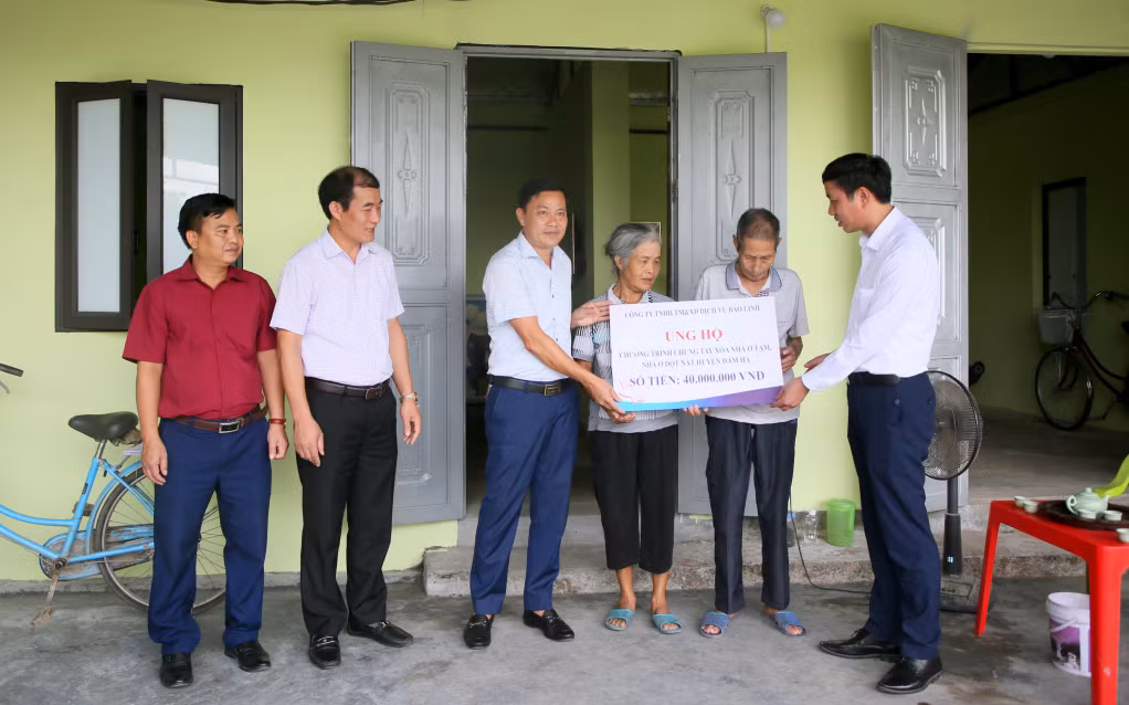 Lãnh đạo huyện, MTTQ huyện Đầm Hà, xã Dực Yên, đại diện Công ty TNHH Xây dựng và Dịch vụ thương mại Bảo Linh trao hỗ trợ 40 triệu đồng cho gia đình bà Nguyễn Thị Nhẫn (thôn Đông).