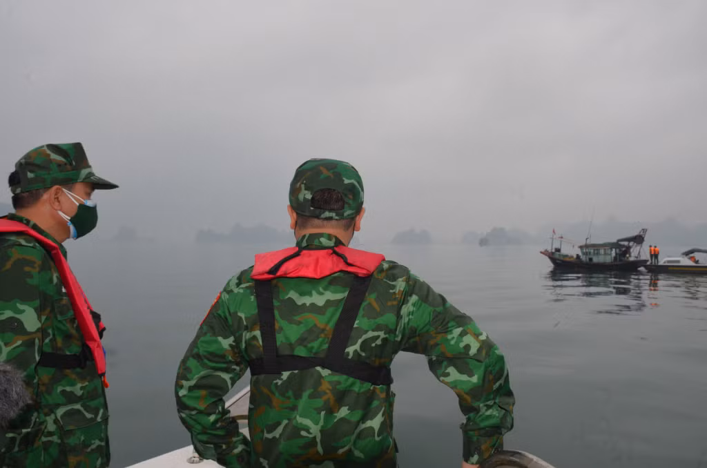 Trung tá Nguyễn Văn Thà, Hải đội trưởng Hải đội 2 - BĐBP tỉnh (bên trái) tham gia buổi tuyên truyền, kêu gọi tầu thuyền về nơi tránh trú bão.