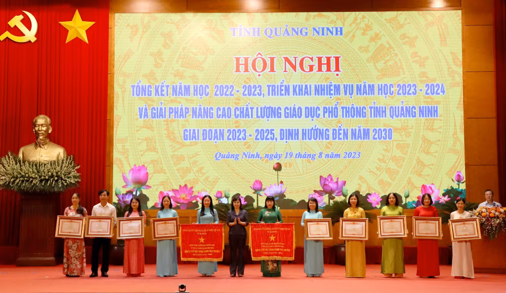 Đồng chí Trịnh Thị Minh Thanh, Phó Bí thư Thường trực Tỉnh ủy trao Cờ thi đua và Bằng khen của Chính phủ cho các tập thể và cá nhân.