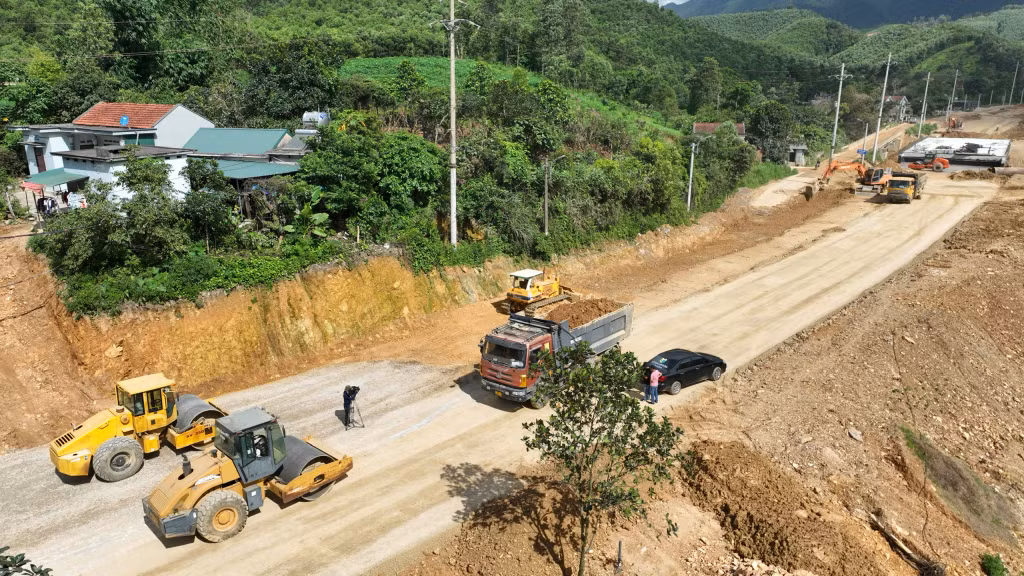 Đường nối Sơn Dương - Đồng Sơn (TP Hạ Long) đang được tập trung thi công, hoàn thành vào cuối năm 2023 sẽ rút ngắn thời gian di chuyển xuống 1/2 so với trước đây.