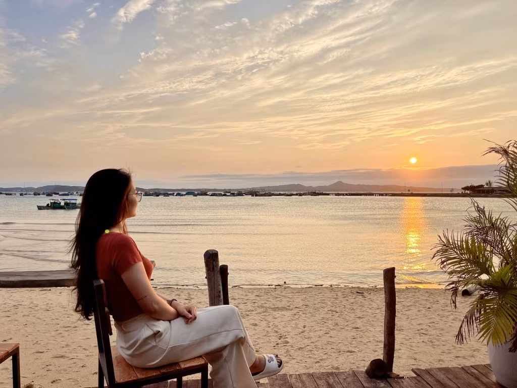 Du khách trải nghiệm cảm xúc hoà mình vào thiên nhiên tươi đẹp ở huyện đảo Cô Tô. Ảnh huyện Cô Tô cung cấp.