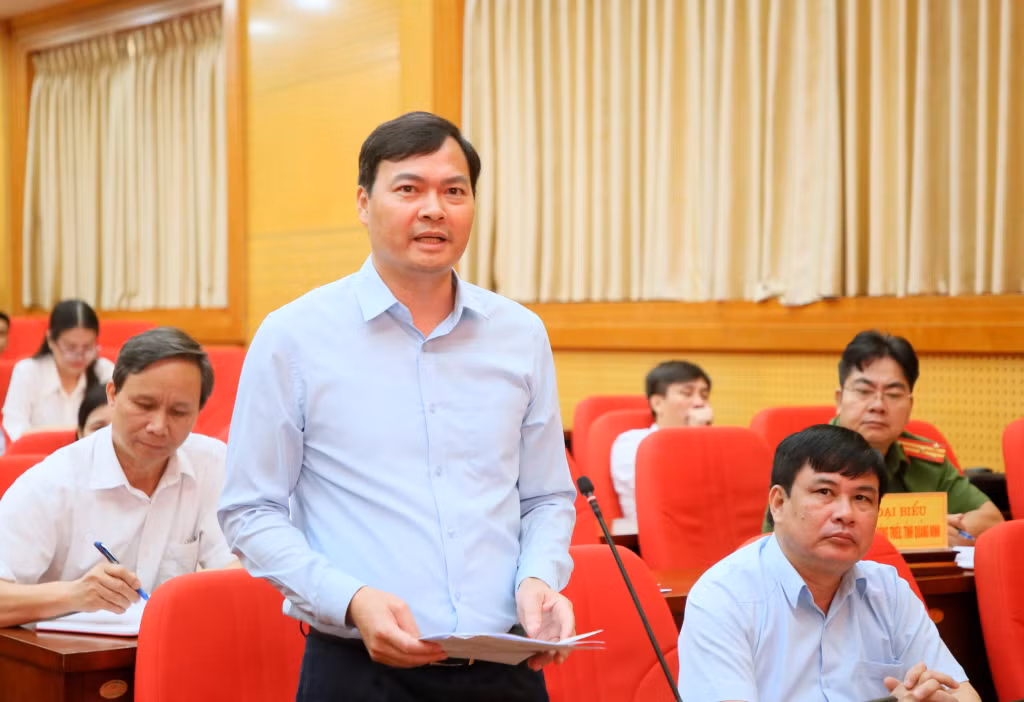 Đồng chí Nguyễn Văn Ngoãn, Phó Bí thư Thị ủy, Chủ tịch UBND TX Đông Triều đóng góp ý kiến tại hội nghị.
