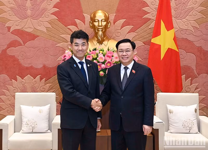 Chủ tịch Quốc hội Vương Đình Huệ và Chủ tịch Đảng Dân chủ lập hiến Nhật Bản Izumi Kenta tại buổi tiếp. (Ảnh: Duy Linh)