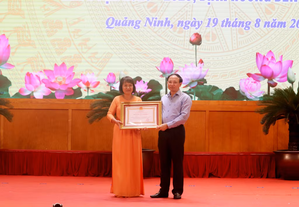 Đồng chí Nguyễn Xuân Ký, Ủy viên Trung ương Đảng, Bí thư Tỉnh ủy, Chủ tịch HĐND tỉnh trao Huân chương lao động hạng ba của Chủ tịch nước cho bà Lê Thị Huệ, nguyên giáo viên trường THPT Hòn Gai.