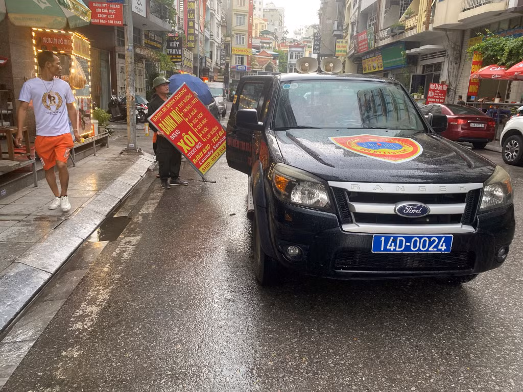 Đội Kiểm tra TTĐT và Môi trường TP Hạ Long thực hiện thu giữ các biển quảng cáo lấn chiếm trên vỉa hè.