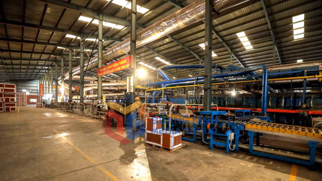 Quy trình sản xuất gạch ốp lát tại Công ty CP Gốm Đất Việt (11-2019). Ảnh Dương Phượng Đại