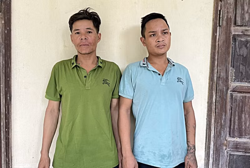Long (trái) và Vũ tại cơ quan Công an.