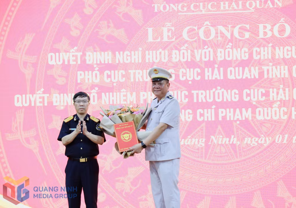 Đồng chí Lưu Mạnh Tưởng, Phó Tổng Cục trưởng Tổng Cục Hải quan, trao quyết định bổ nhiệm đồng chí Phạm Quốc Hưng (Chi cục trưởng Chi cục Hải quan cửa khẩu Móng Cái) giữ chức vụ Phó Cục trưởng Cục Hải quan tỉnh.