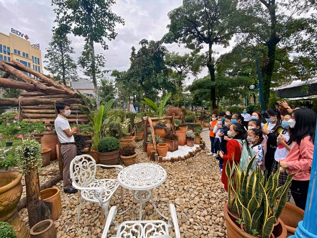 Vườn hoa khởi nghiệp thu hút đông đảo các em thiếu nhi đến thăm quan và trải nghiệm (Ảnh Tỉnh Đoàn cung cấp).
