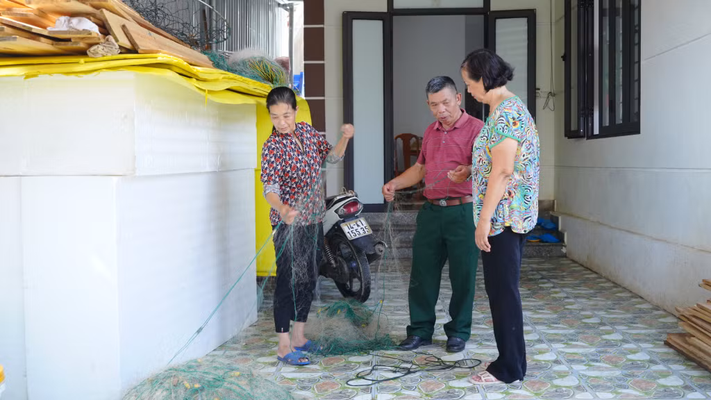 Ông Phạm Đức Thuận, Bí thư Chi bộ, Trưởng khu Đông Thịnh (phường Trà Cổ, TP Móng Cái) tuyên truyền, vận động nhân dân chấp hành tốt các chủ trương của Đảng.