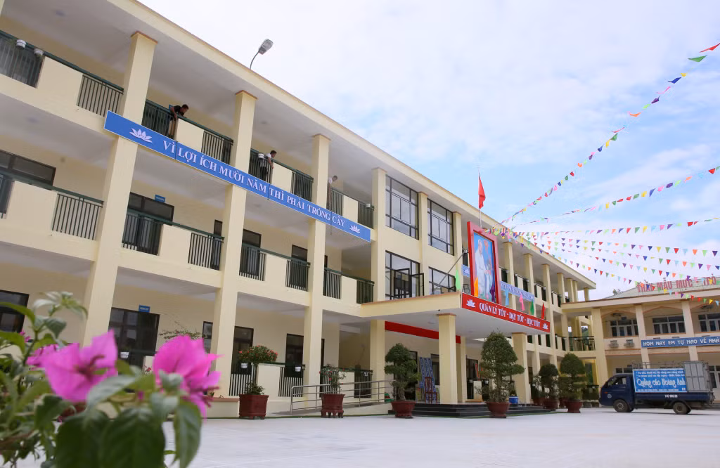 Trường PTDT Bán trú THCS Đồng Tâm (xã Đồng Tâm, huyện Bình Liêu) khoác lên mình một "tấm áo" mới khang trang, to đẹp, sẵn sàng đón các bạn học sinh vùng cao quay trở lại trường, bắt đầu năm học mới 2023 - 2024.