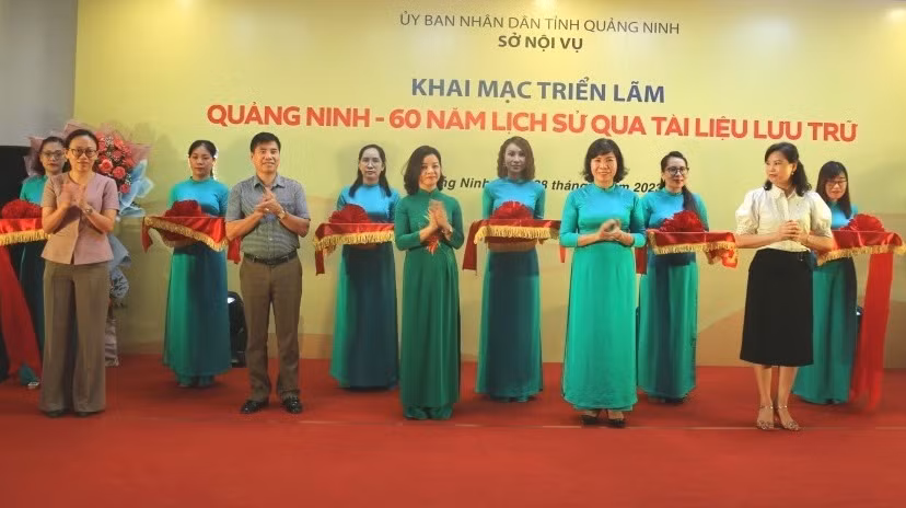 Các đại biểu cắt băng khai mạc triển lãm chuyên đề “Quảng Ninh - 60 năm lịch sử qua tài liệu lưu trữ”.