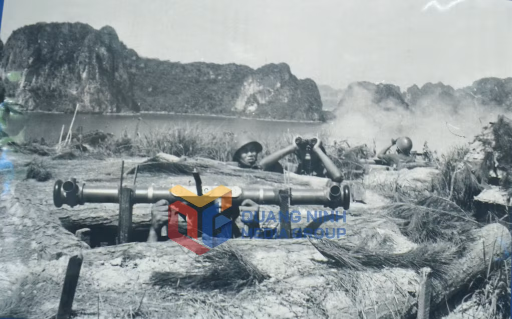 Trận địa pháo phòng không đánh trả máy bay Mỹ bên bờ Vịnh Hạ Long. Ảnh của cố NSNA Trương Thái