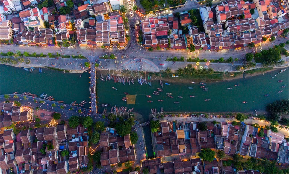 Phố cổ Hội An (Quảng Nam) qua góc nhìn mới lạ từ trên cao với những mái ngói đỏ tươi nhuốm màu xưa cũ. Ảnh: Bảo Định Nguyễn.