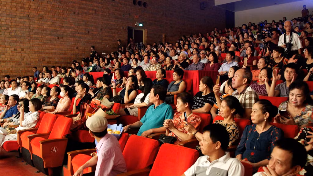 Đông đảo khán giả đến xem buổi diễn ra mắt tác phẩm.