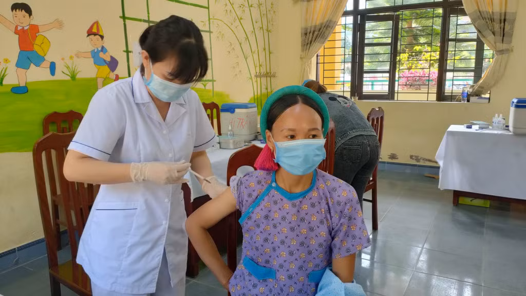 Người dân Bình Liêu yên tâm, phấn khởi tham gia tiêm vắc-xin phòng Covid-19.