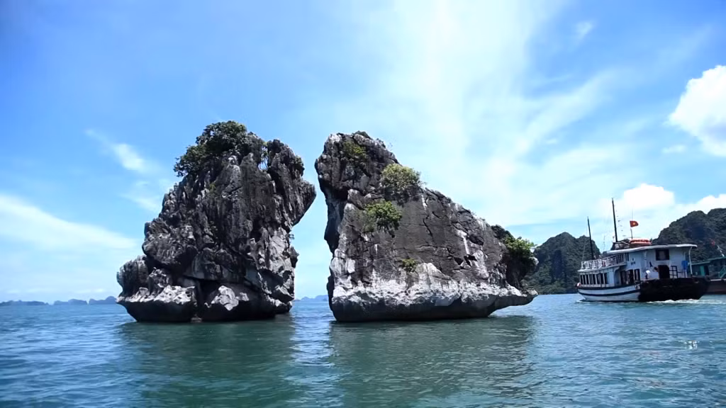 Hòn Trống Mái là biểu tượng của Vịnh Hạ Long. 