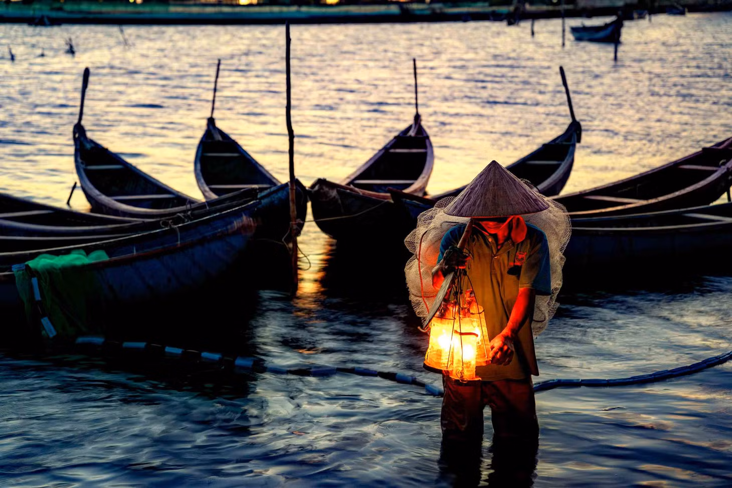 Người dân đầm Ô Loan vẫn còn lưu giữ “dấu xưa”, bơi sõng câu (một loại ghe xuồng nhỏ) ra đầm thắp đèn dầu, thả lưới bắt lịch huyết, tôm đất, cua gạch… Ảnh: Hoàng Lê