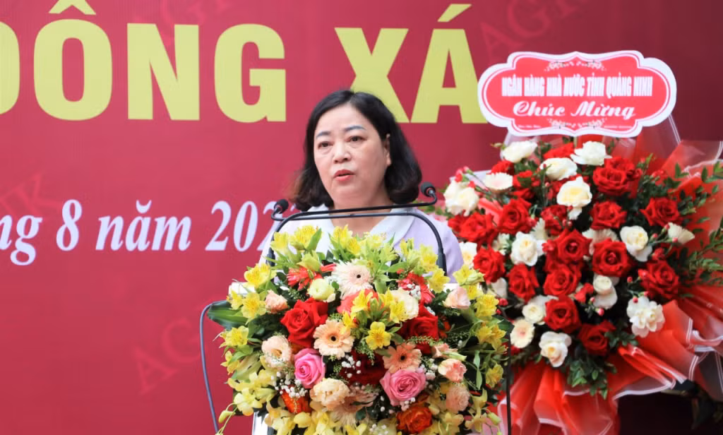 Bà Ngô Thị Bích Liên - Phó Chánh Thanh tra Ngân hàng Nhà nước tỉnh Quảng Ninh phát biểu chúc mừng khai trương Phòng giao dịch.