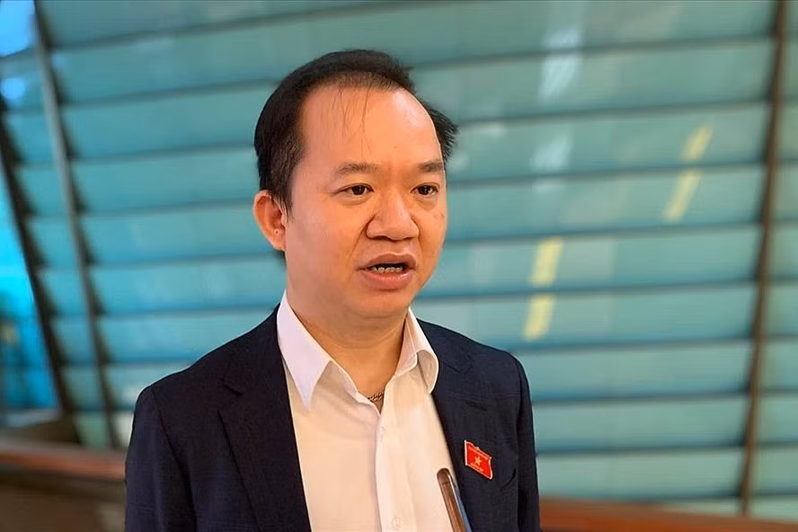 PGS.TS Bùi Hoài Sơn - Ủy viên Thường trực Ủy ban Văn hóa, Giáo dục của Quốc hội trả lời phỏng vấn phóng viên báo Tin tức bên hành lang Quốc hội. Ảnh: V. Tôn