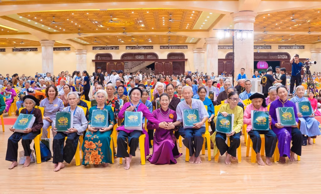 Đại diện CLB Cúc Vàng chùa Ba Vàng tặng quà tri ân cha mẹ các Phật tử trong câu lạc bộ.