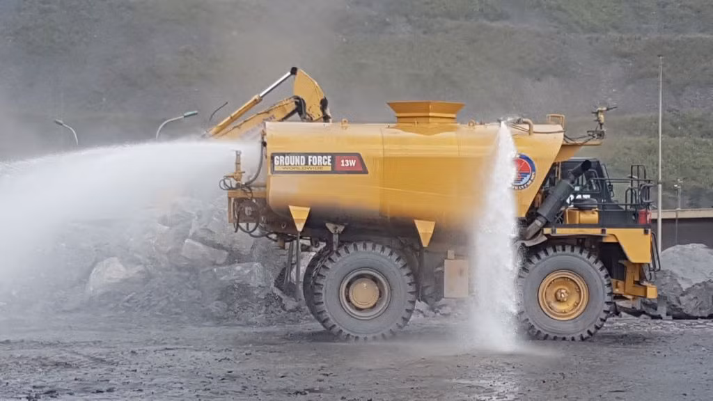 Xe tưới đường, dập bụi chuyên dụng của Công ty CP Than Cao Sơn - TKV. Ảnh: Yến Vy