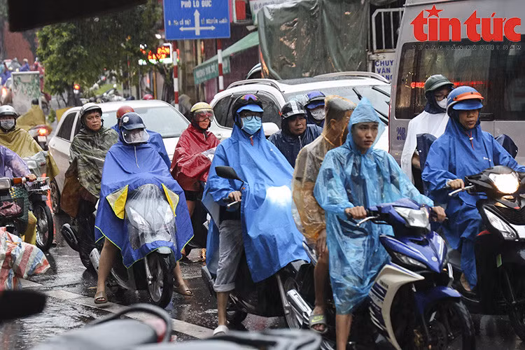 Các phương tiện di chuyển khó khăn do trời mưa tại Hà Nội sáng 4/8. Ảnh: Lê Phú