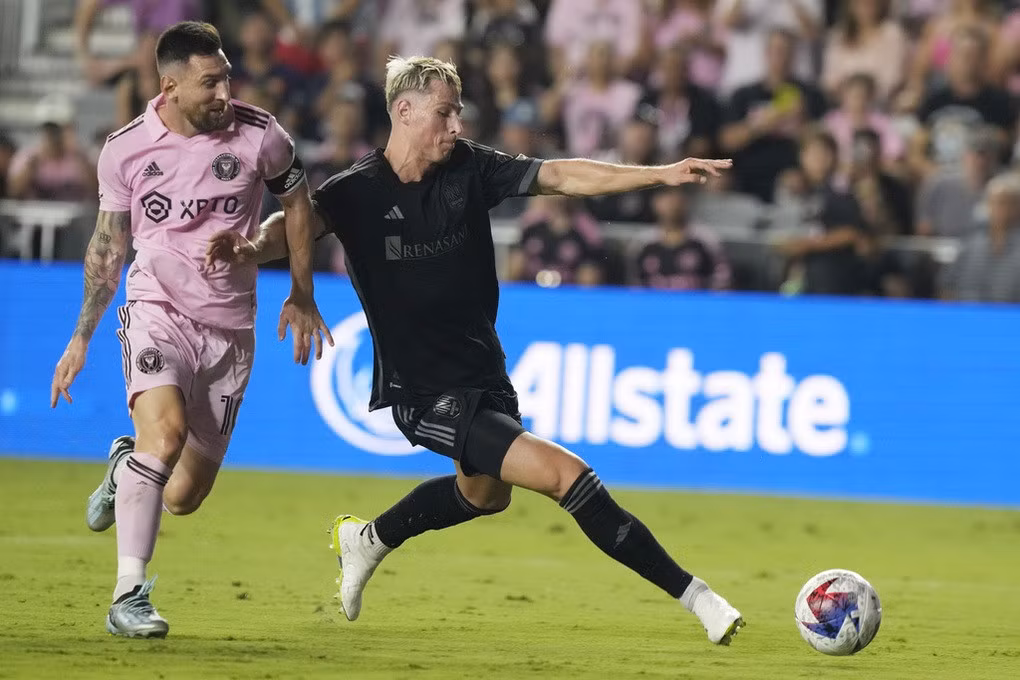 Messi gặp nhiều khó khăn trước Nashville (Ảnh: AP).