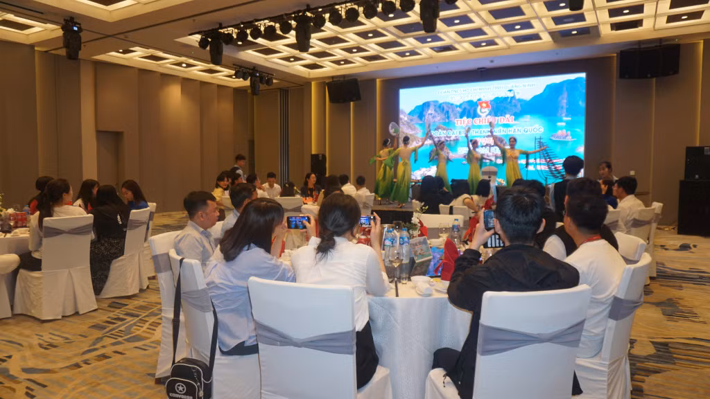 Đoàn đại biểu thanh niên Hàn Quốc dự tiệc chiêu đãi của Tỉnh đoàn Quảng Ninh.