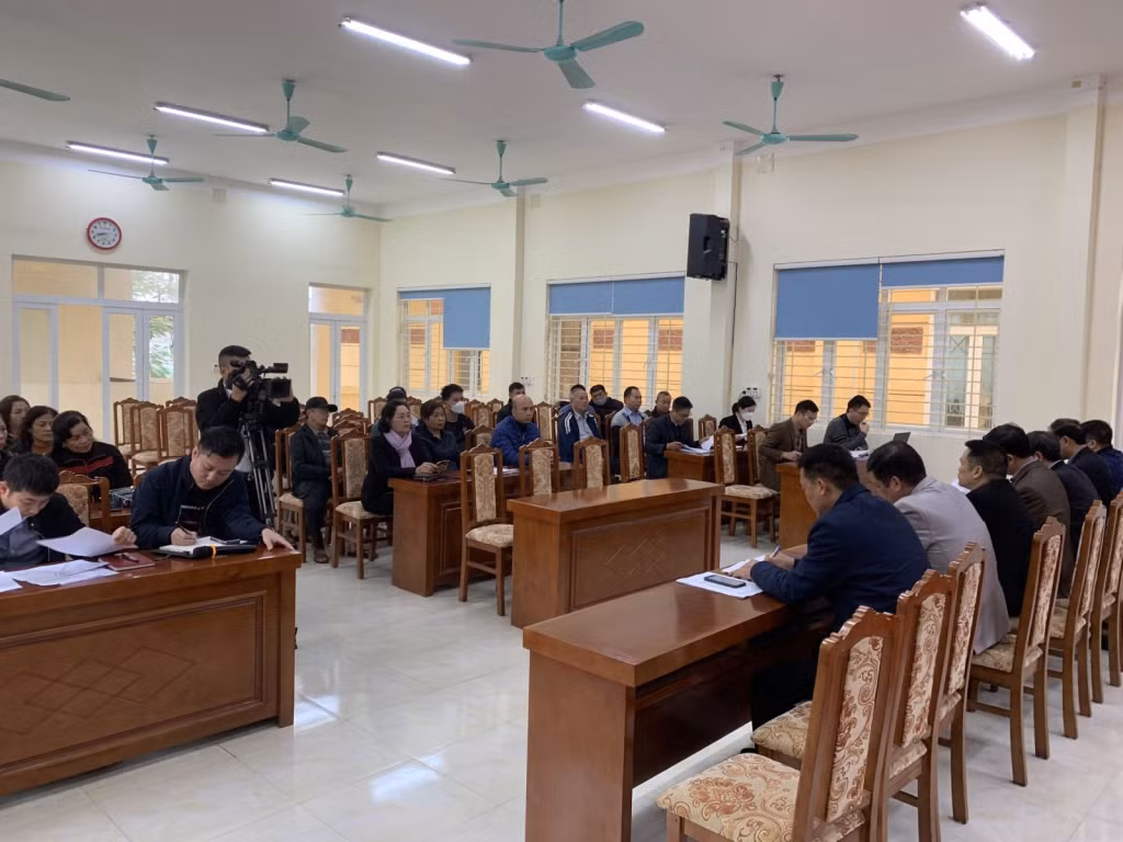 UBND TP Hạ Long đối thoại giải quyết kiến nghị của một số hộ dân phường Việt Hưng liên quan đến công tác bồi thường GPMB Ảnh: Hồng Phương (Trung tâm TT-VH Hạ Long)