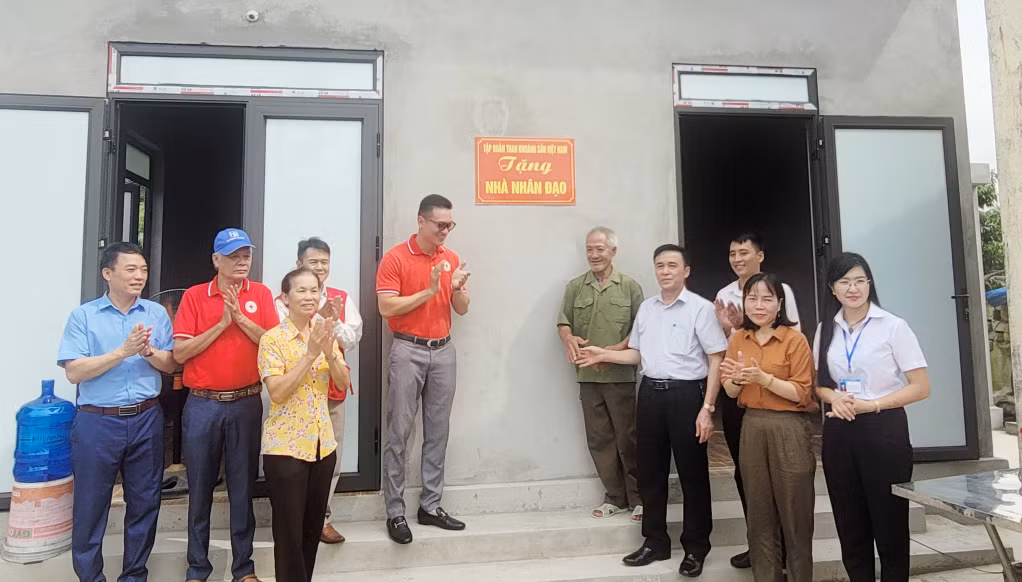 Lãnh đạo Hội CTĐ tỉnh cùng đại diện các ban, ngành, đoàn thể và chính quyền địa phương bàn giao 