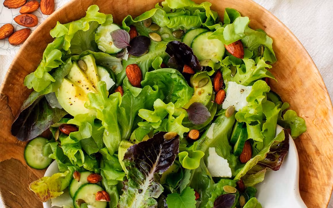 Salad quả bơ có lợi cho sức khỏe đường ruột.