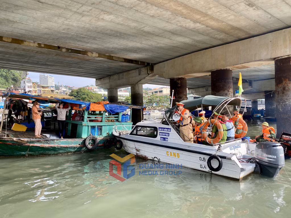 Lực lượng chức năng của thành phố yêu cầu các phương tiện thủy neo đậu khu vực cầu Bài Thơ 1 di chuyển về khu vực bến neo đậu tàu thuyền Cái Xà Cong (phường Hà Phong) và khu vực bến cá (phường Cao Xanh) để đảm bảo an ninh trật tự, vệ sinh môi trường.