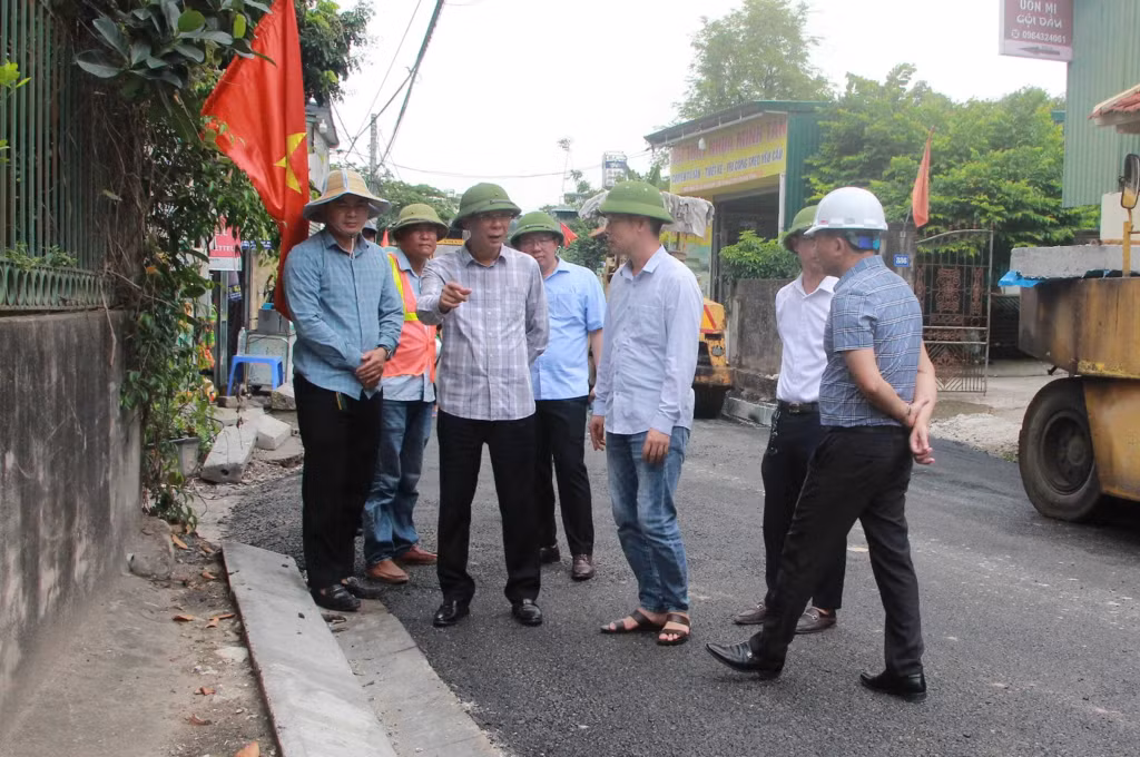 Lãnh đạo TX Quảng Yên kiểm tra và đôn đốc nhà thầu thi công đẩy nhanh tiến độ Dự án cải tạo, nâng cấp tuyến đường Cộng Đồng đi Trung tâm xã Hiệp Hòa (TX Quảng Yên).
