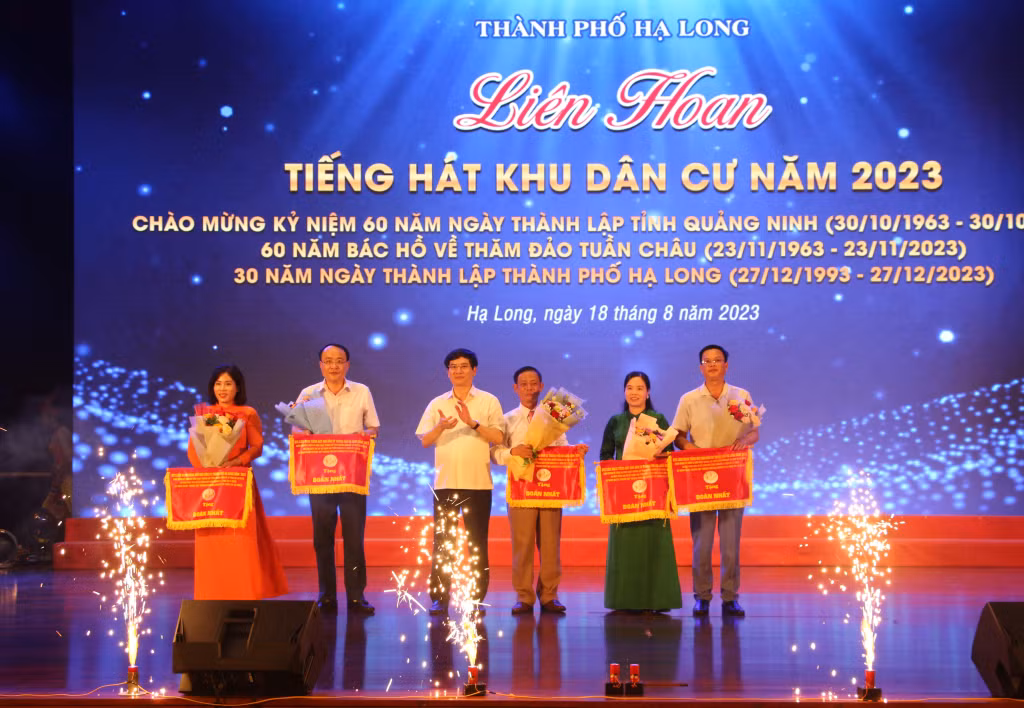 Đồng chí Vũ Quyết Tiến, Ủy viên Ban Thường vụ, Bí thư Thành ủy Hạ Long, trao giải nhất toàn đoàn cho các đoàn nghệ thuật của các xã Lê Lợi, Dân Chủ và các phường Hoành Bồ, Bạch Đằng, Hồng Hà.
