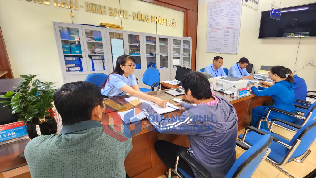 2023-08_Người dân đến giải quyết thủ tục hành chính tại Bộ phận tiếp nhận và trả kết quả hiện đại thị trấn Quảng Hà, huyện Hải Hà. Ảnh: Trung Thành
