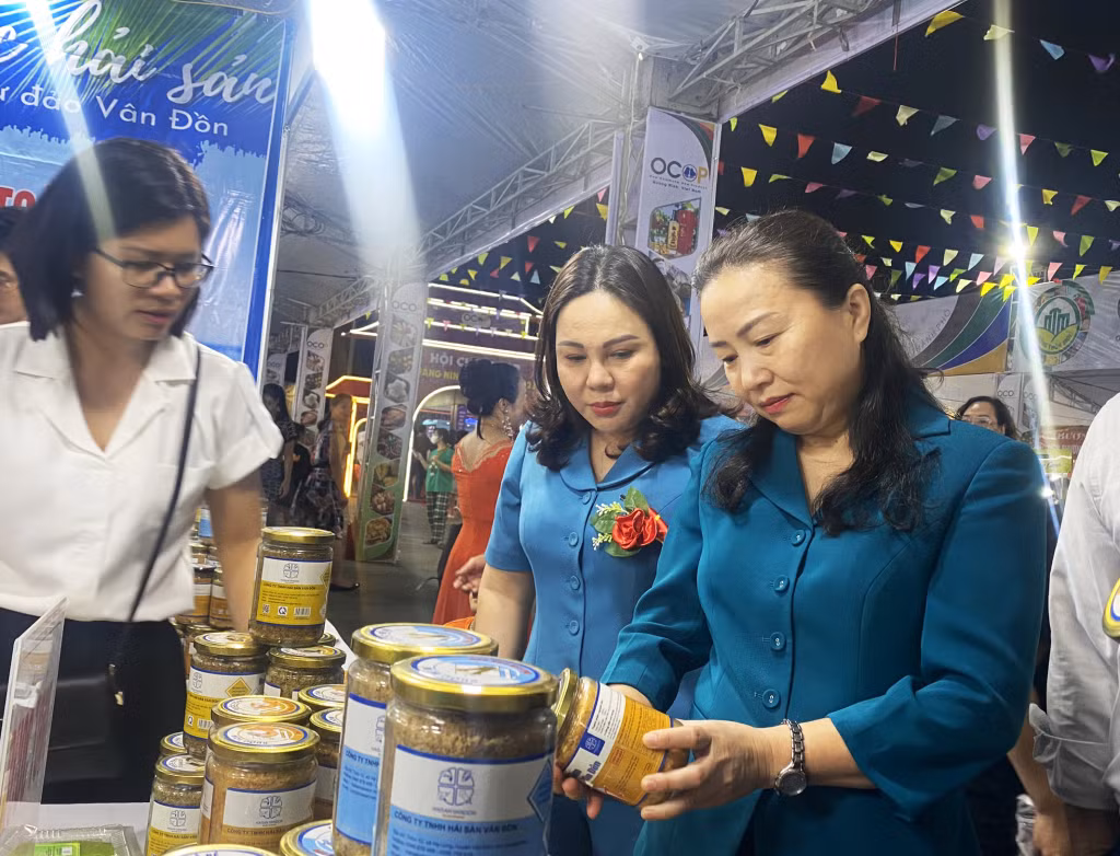 Đại biểu đi thăm các gian hàng tại hội chợ.