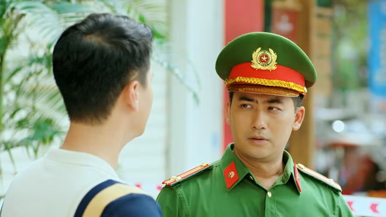 Bảo Anh trong vai chiến sĩ công an quen thuộc.