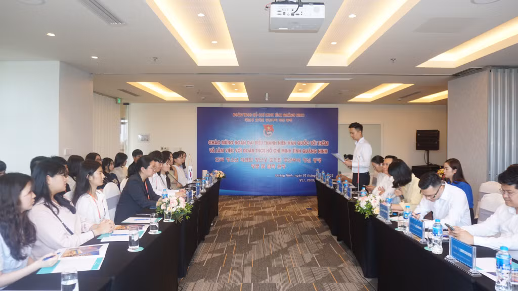 Quang cảnh buổi làm việc.
