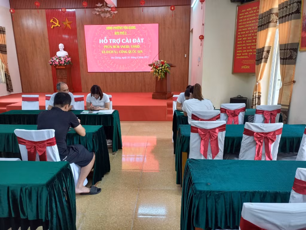 Tổ chuyển đổi số cộng đồng, hướng dẫn người dân cài đặt ứng dụng trong chuyển đổi số.