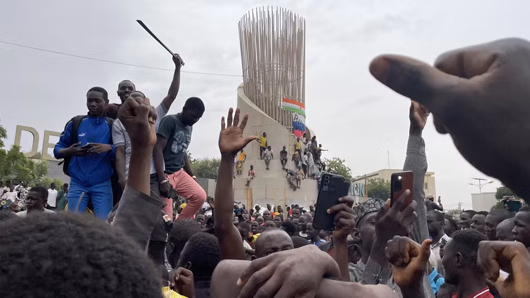 Người biểu tình tập trung bên ngoài tòa nhà Quốc hội ở Niamey, Niger ngày 27/7. Ảnh: AFP
