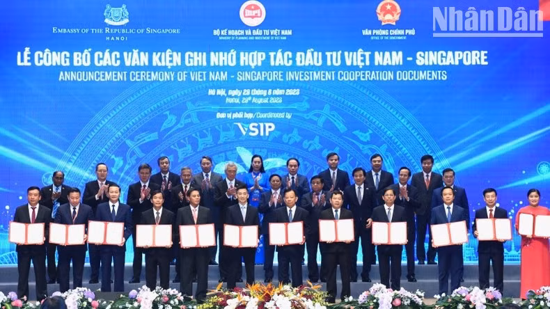 Thủ tướng Phạm Minh Chính và Thủ tướng Lý Hiển Long chứng kiến lễ trao các biên bản thỏa thuận hợp tác.