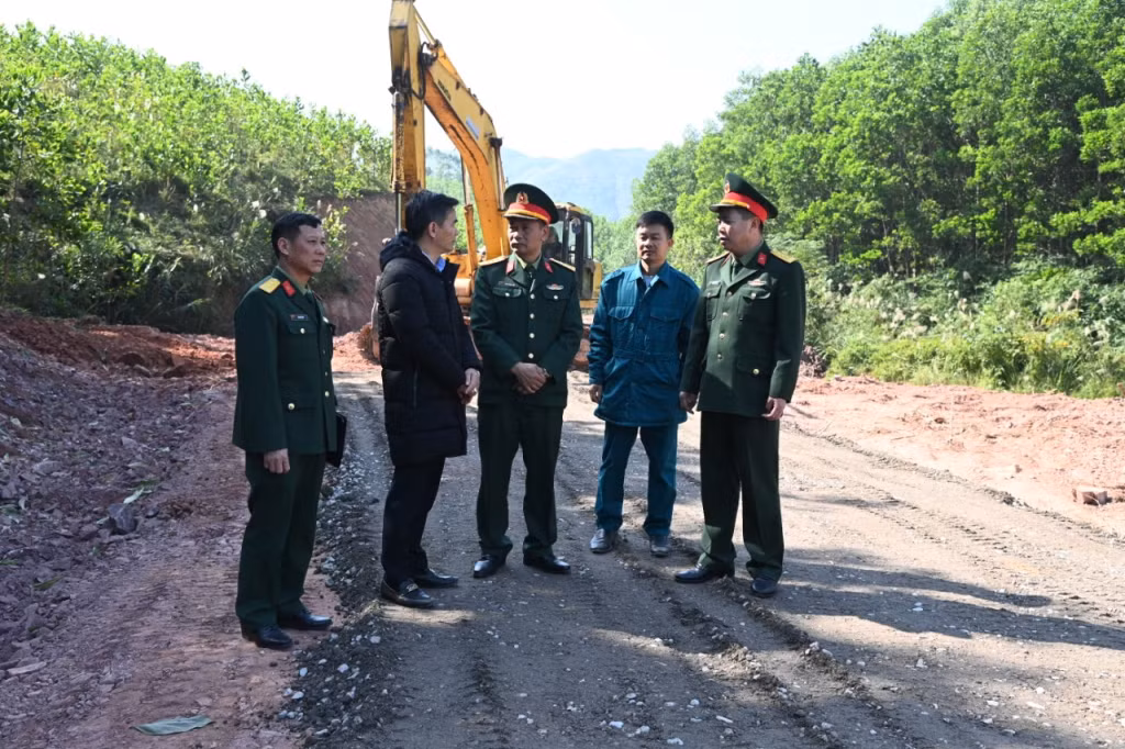 LLVT huyện Tiên Yên kiểm tra công tác thi công tuyến đường do Ban CHQS huyện hỗ trợ kinh phí tại thôn Trường Tùng - thôn Lâm Thành (xã Hải Lạng).