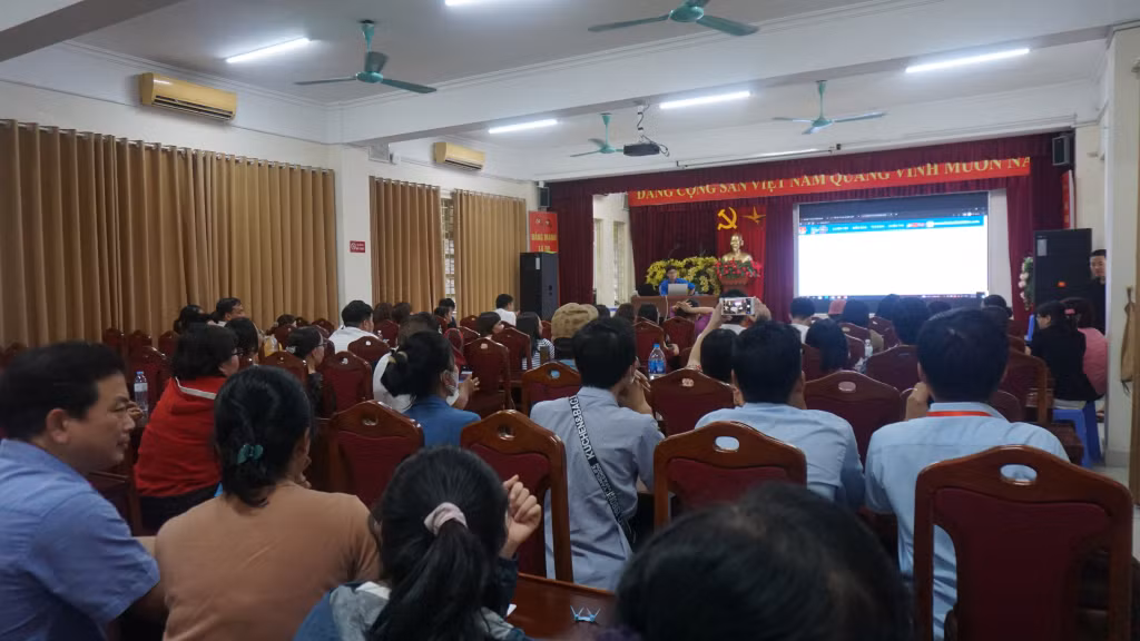 Phụ huynh học sinh theo dõi kết quả trực tuyến, cập nhật theo thời gian thực.