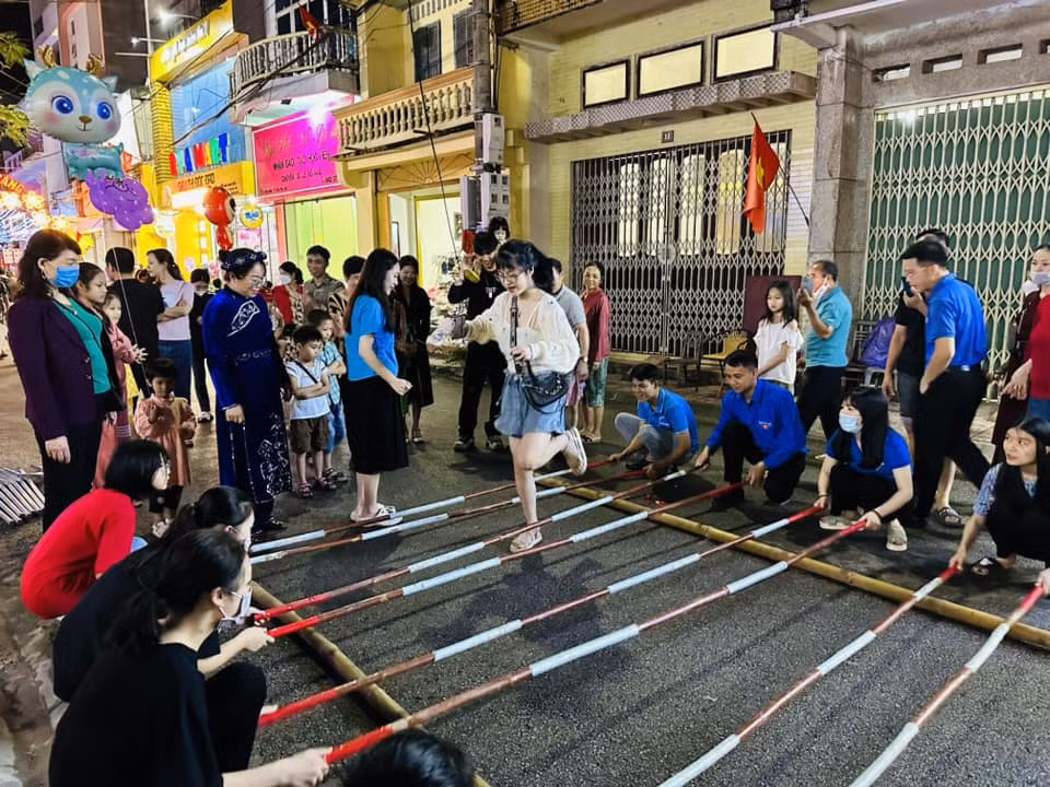 Các trò chơi dân tộc thu hút đông đảo du khách người dân tham gia trên phố đi bộ Tiên Yên