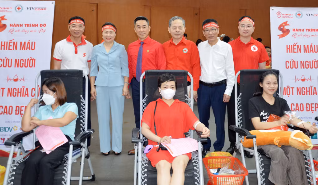 Lãnh đạo Trung ương Hội CTĐ Việt Nam, lãnh đạo tỉnh cùng đại diện các sở, ban, ngành tham gia chương trình 